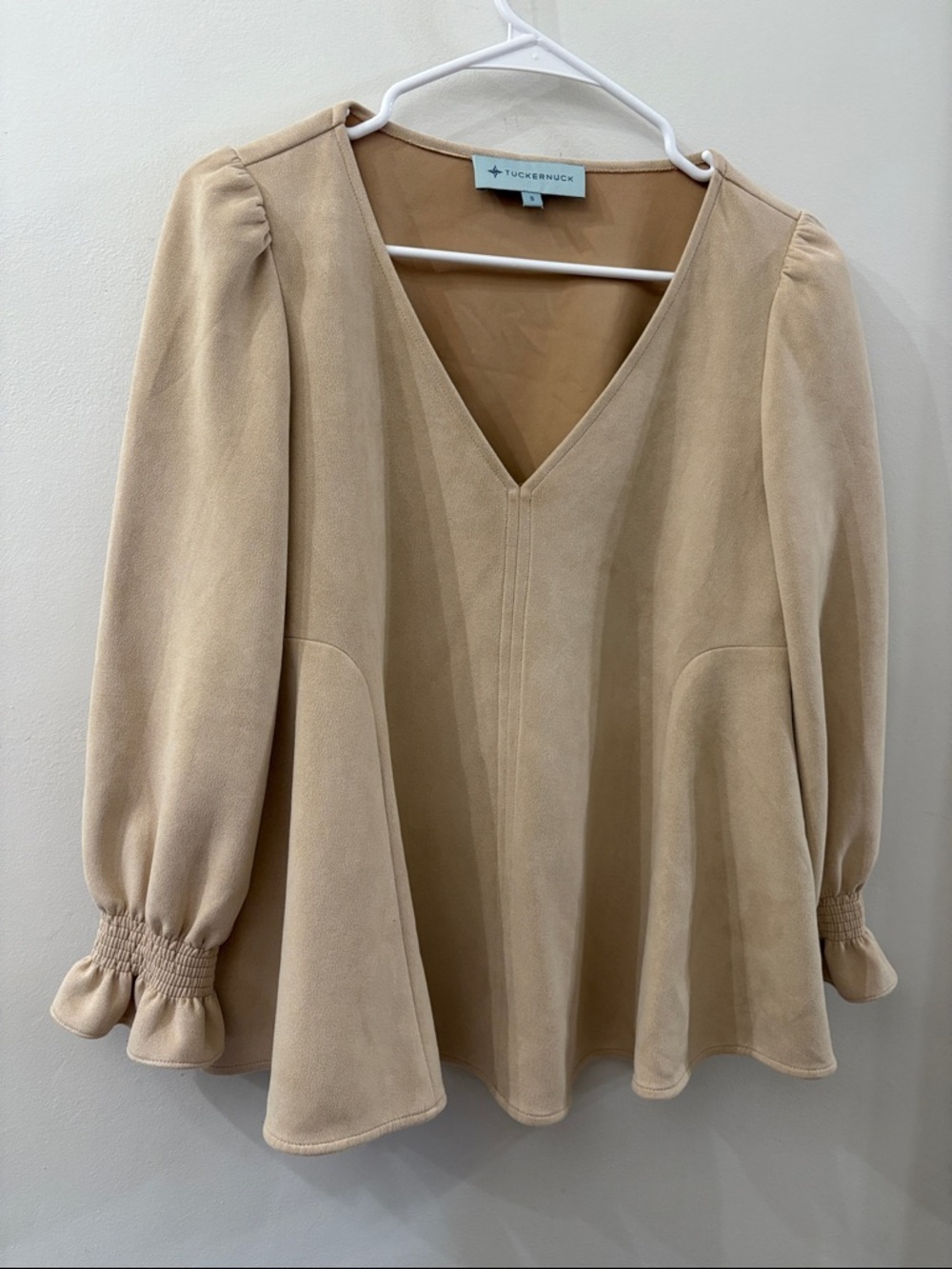 Tuckernuck Women’s beige/ tan V-Neck Puff Sleeve Top - small
